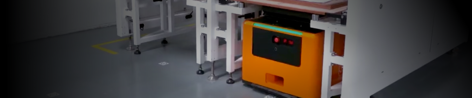 Conveyor mobile robot transferring totes between conveyor lines