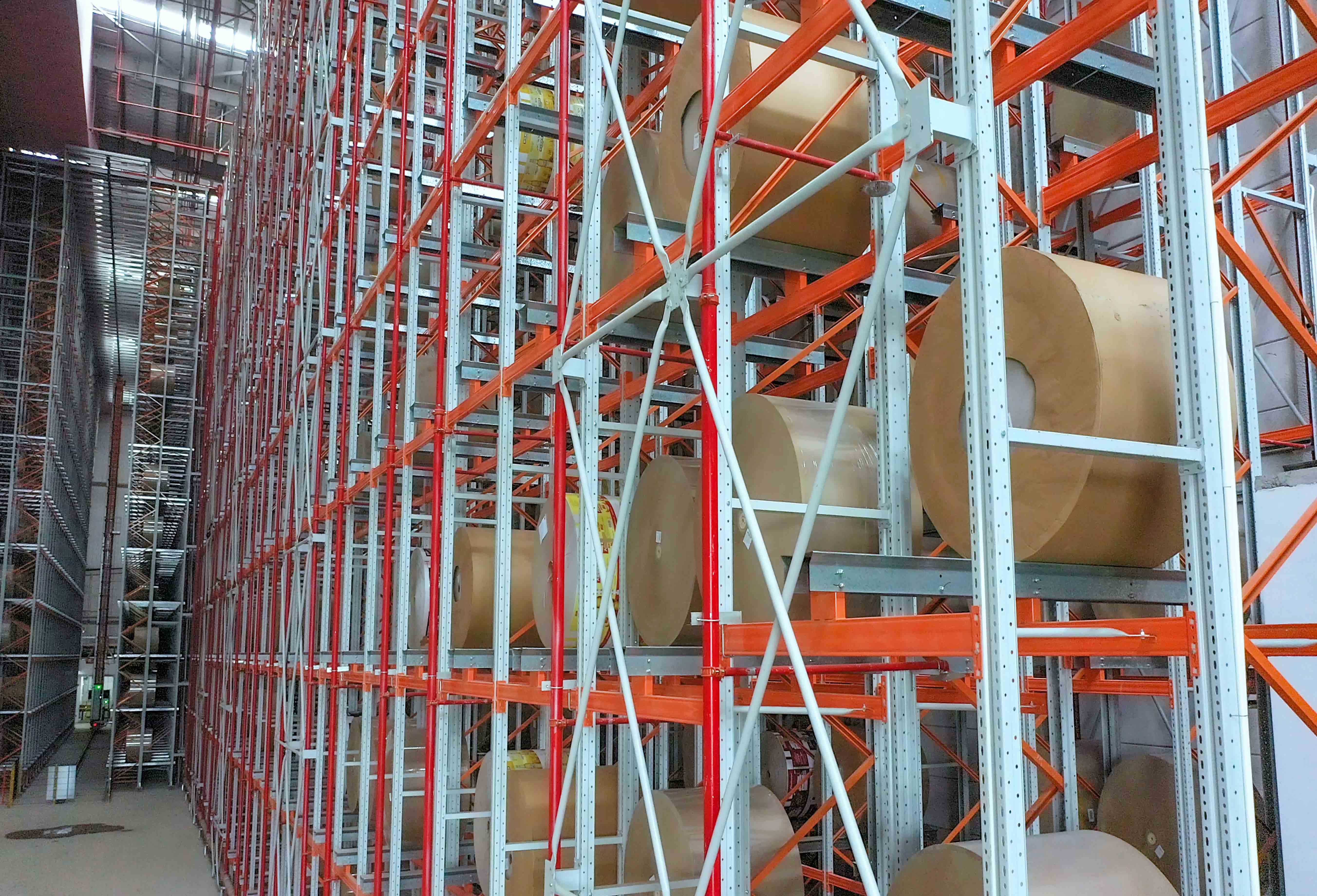 Tote shuttle buffer storage warehouse